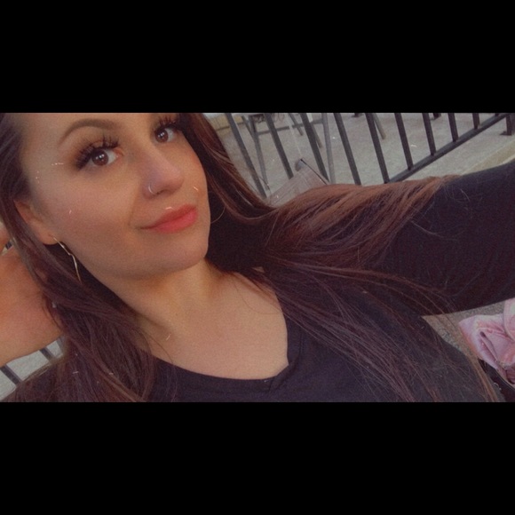 Meet your Posher, Nicole - Picture 1 of 1